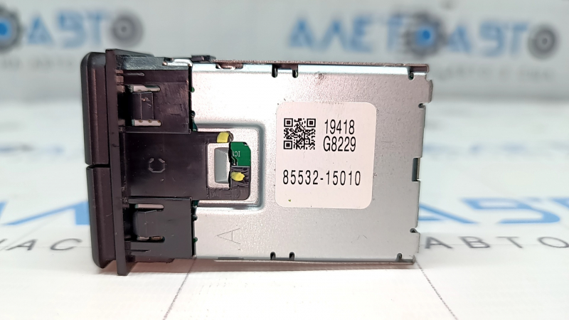 Hub-ul USB AUX pentru Toyota Prius 50 16-22 are un suport defect.