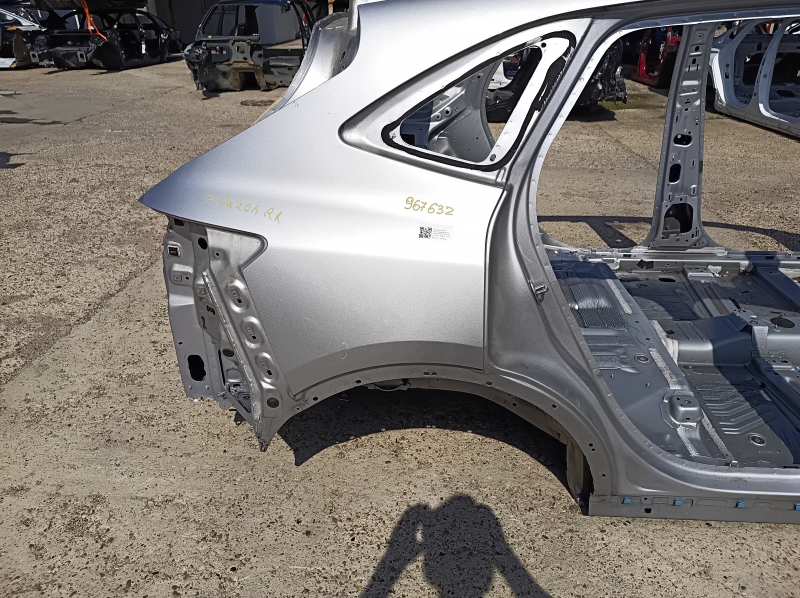 Четверть крыло задняя правая Ford Escape MK4 20-26 на кузове, серебро, тычка