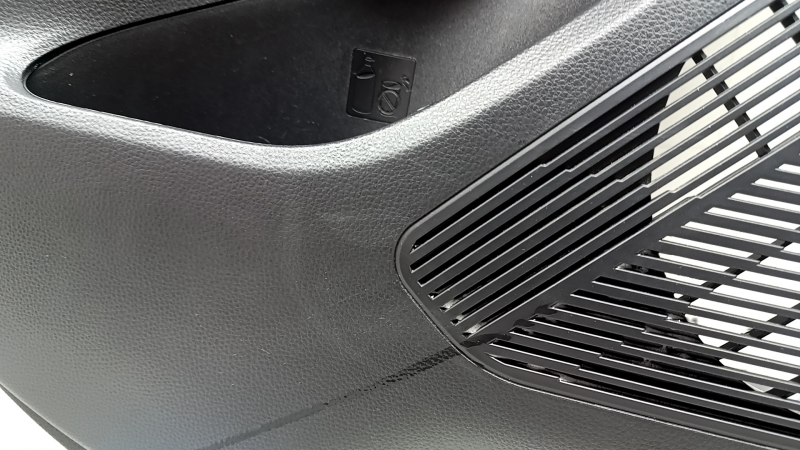Panou ornamental ușă spate stânga Toyota Venza 21-22 XLE, piele neagră Limited cu cusături gri, garnitură gri închis, cu buton, zgârieturi
