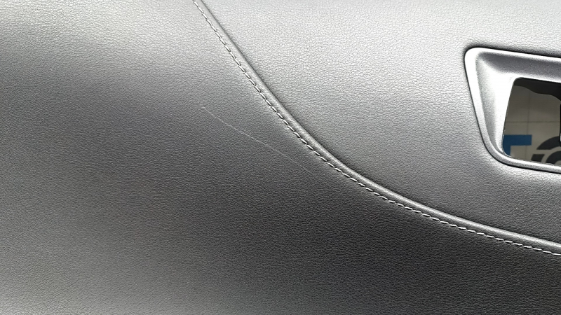 Panou ornamental ușă spate stânga Toyota Venza 21-22 XLE, piele neagră Limited cu cusături gri, garnitură gri închis, cu buton, zgârieturi
