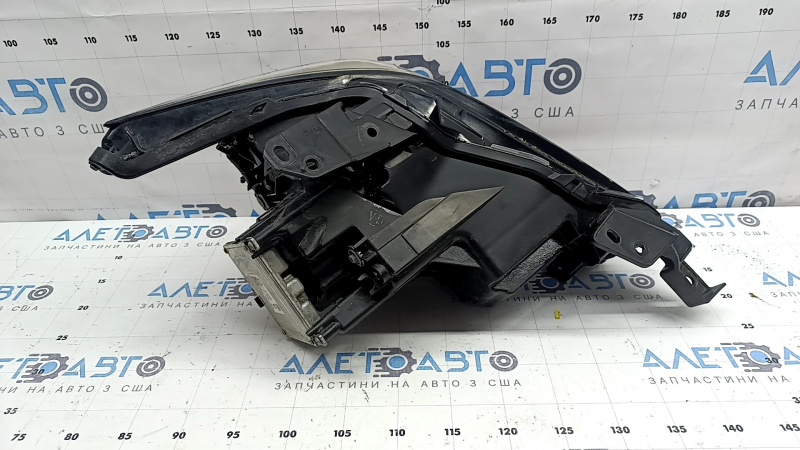 Ansamblu far xenon față stânga Mazda 3 19-23, necesită lustruire, lacul se exfoliază