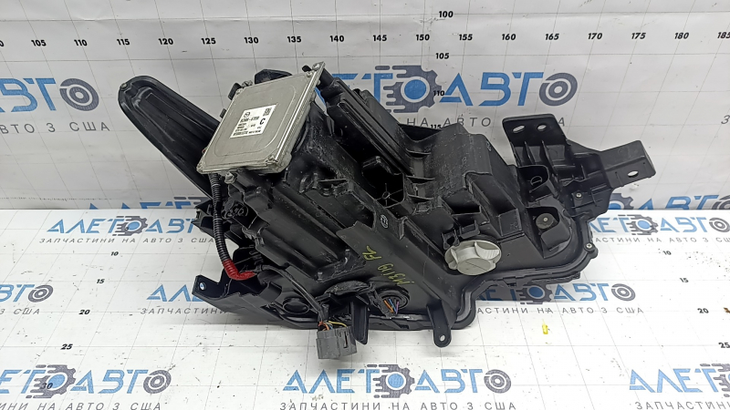 Ansamblu far xenon față stânga Mazda 3 19-23, necesită lustruire, lacul se exfoliază
