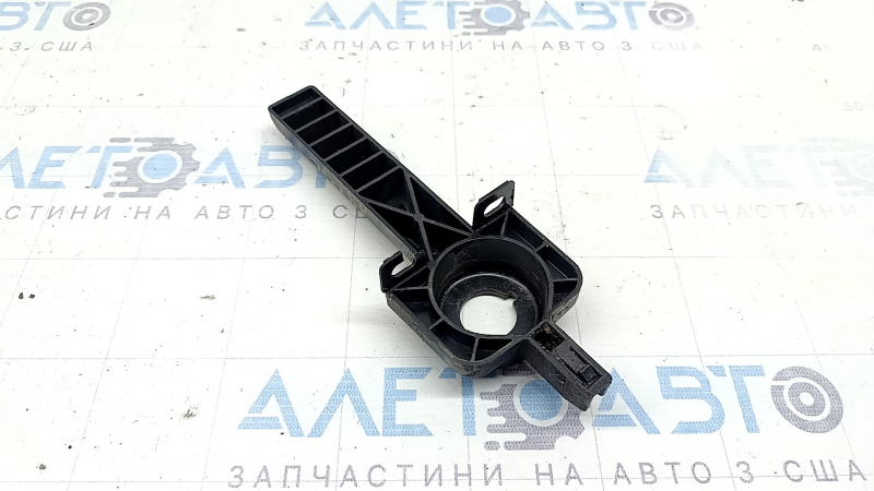 Кронштейн радиатора нижний левый Audi A4 B9 17-25 2.0Т пластик, сломано крепление