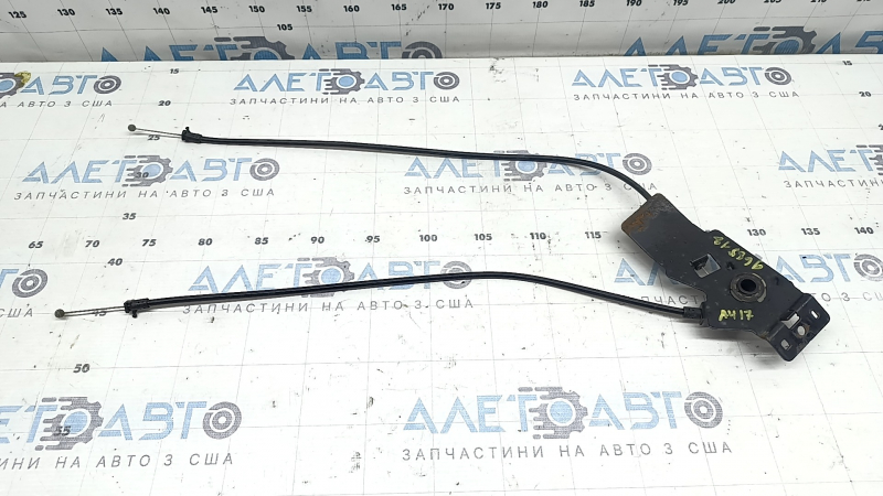 Кронштейн ручки открытия капота Audi A4 B9 17-25 с тросиками, ржавый