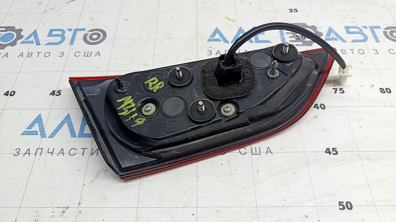 Lampă portbagaj dreapta pentru Mazda 3 19-22 4d tip 1, lustruită, fragment de sticlă lipsă