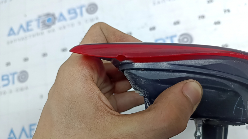 Lampă portbagaj dreapta pentru Mazda 3 19-22 4d tip 1, lustruită, fragment de sticlă lipsă