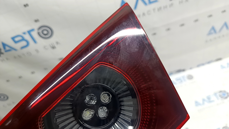 Lampă portbagaj dreapta pentru Mazda 3 19-22 4d tip 1, lustruită, fragment de sticlă lipsă