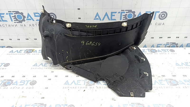 Căptușeală aripă stânga față, partea din față a unui Audi A4 B9 17-25, crăpături, suport rupt