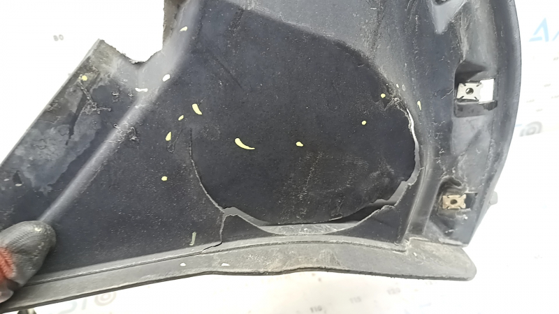 Căptușeală aripă stânga față, partea din față a unui Audi A4 B9 17-25, crăpături, suport rupt