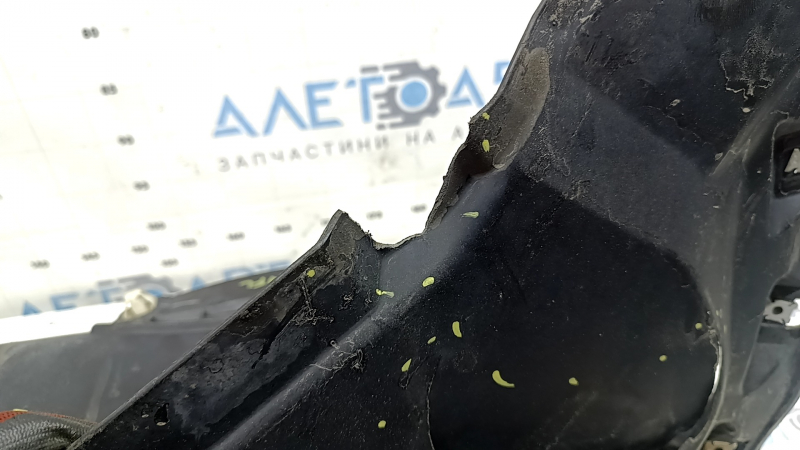 Căptușeală aripă stânga față, partea din față a unui Audi A4 B9 17-25, crăpături, suport rupt