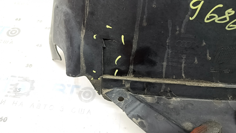Căptușeală aripă stânga față, partea din față a unui Audi A4 B9 17-25, crăpături, suport rupt