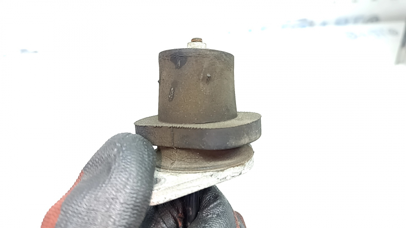 Опора двигателя левая Audi A4 B9 17-25 2.0T ржавая, микротрещины