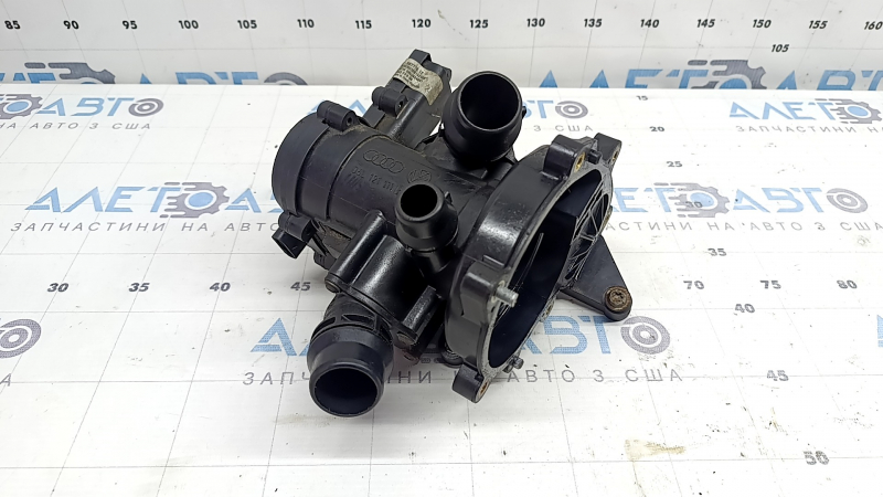 Корпус термостата Audi A4 B9 17-25 2.0T отсутствует болт, заломан болт, скол