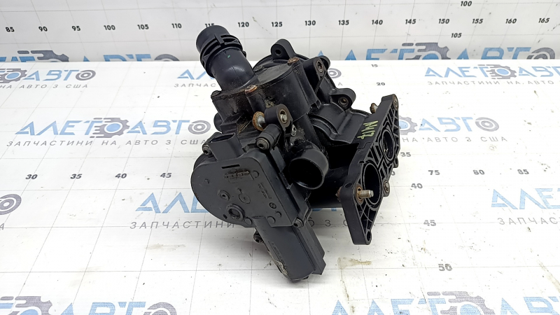 Корпус термостата Audi A4 B9 17-25 2.0T отсутствует болт, заломан болт, скол