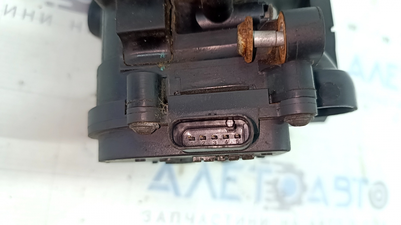 Корпус термостата Audi A4 B9 17-25 2.0T отсутствует болт, заломан болт, скол