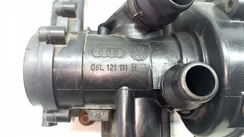 Корпус термостата Audi A4 B9 17-25 2.0T отсутствует болт, заломан болт, скол