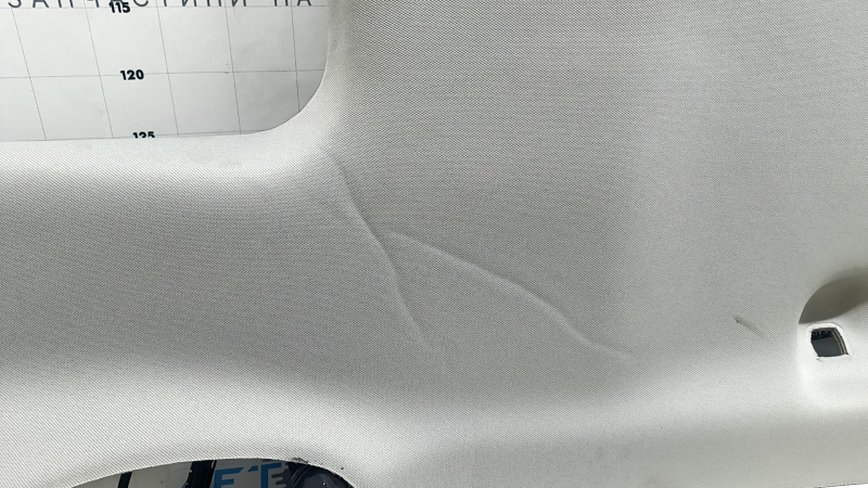 Căptușeala plafonului unui Toyota Highlander din 2020 este gri și are cute sub trapa. Suporturile s-au slăbit și trebuie curățate.