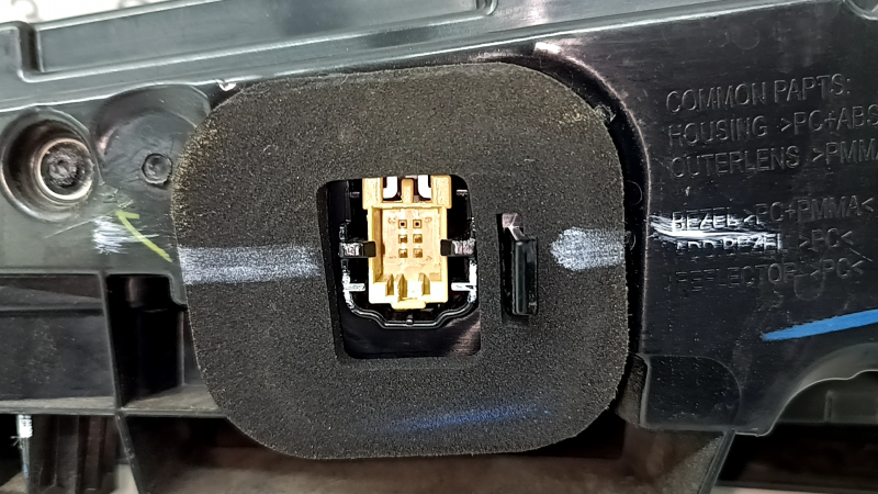 Far LED stânga Audi Q5 80A 21-24 fără animație, ciobit, crăpat, zgârieturi