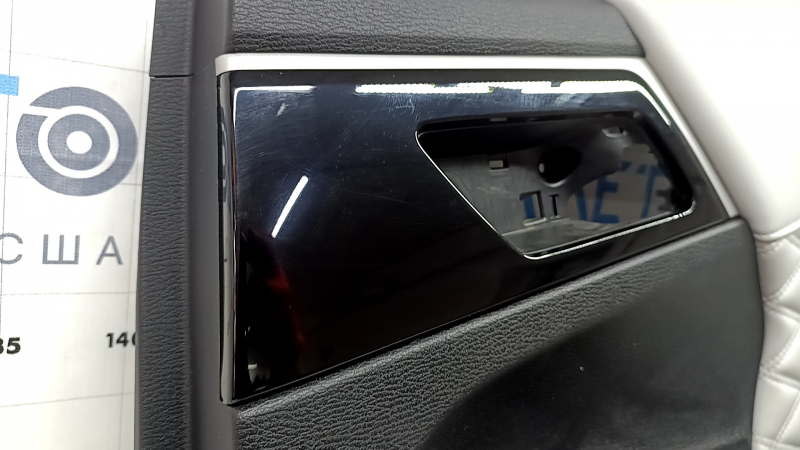 Обшивка двери карточка задняя правая Mitsubishi Outlander 22-23 черная с серой кожей, с подлокотником кожа серая, царапины