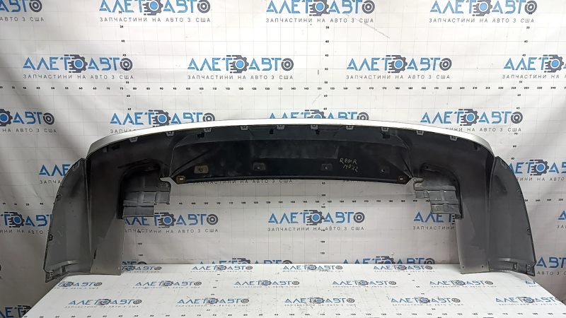 Губа заднего бампера Mitsubishi Outlander 22-26 серебро, вставки структура, царапины, сколы, в копоти