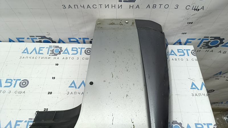 Губа заднего бампера Mitsubishi Outlander 22-26 серебро, вставки структура, царапины, сколы, в копоти