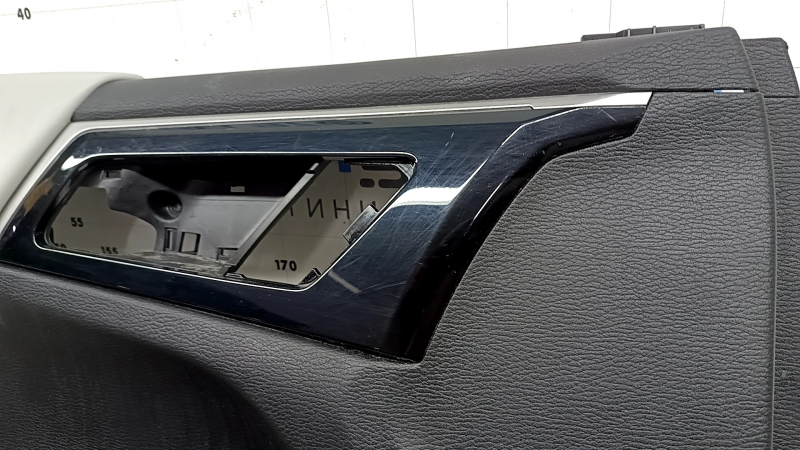Обшивка двери карточка передняя левая Mitsubishi Outlander 22-23 черная с серой кожей, с подлокотником кожа серая, с подсветкой, царапины, под чистку