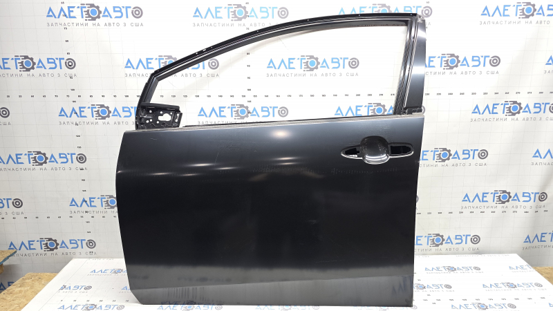 Ușa stângă față a unui Toyota Prius 50 19-22 este goală și are un colț îndoit.