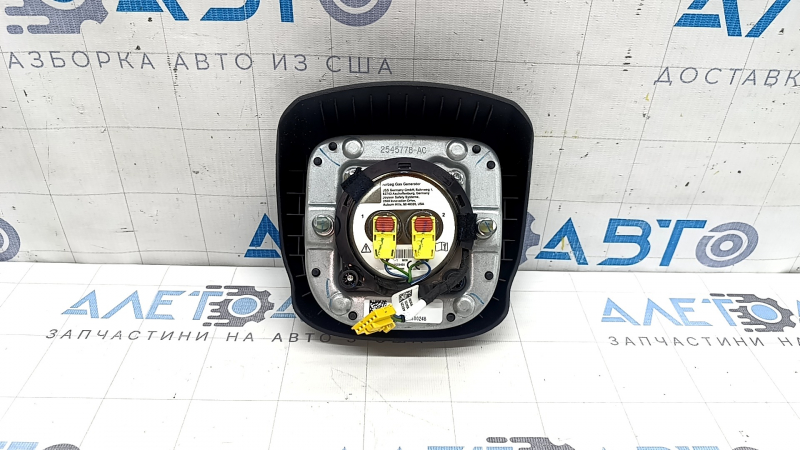 Airbag-ul lateral al șoferului la Jeep Compass 22-26 este negru și are o clapetă ruginită.