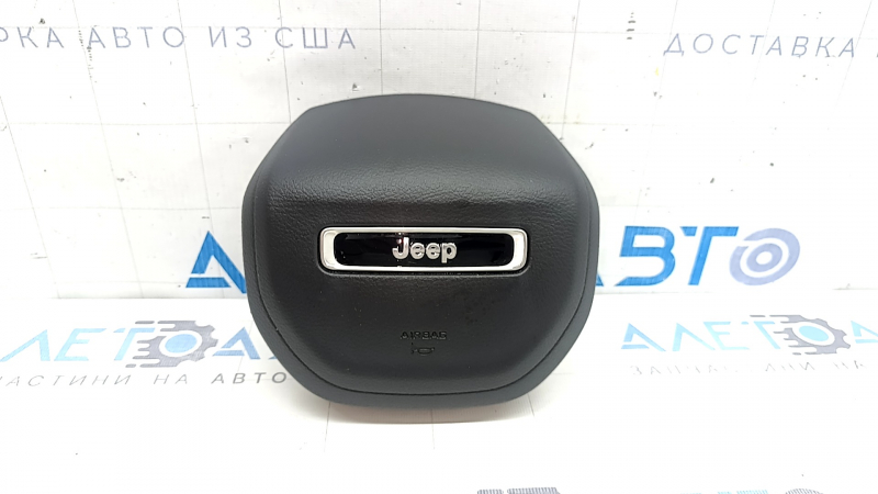 Airbag-ul lateral al șoferului la Jeep Compass 22-26 este negru și are o clapetă ruginită.