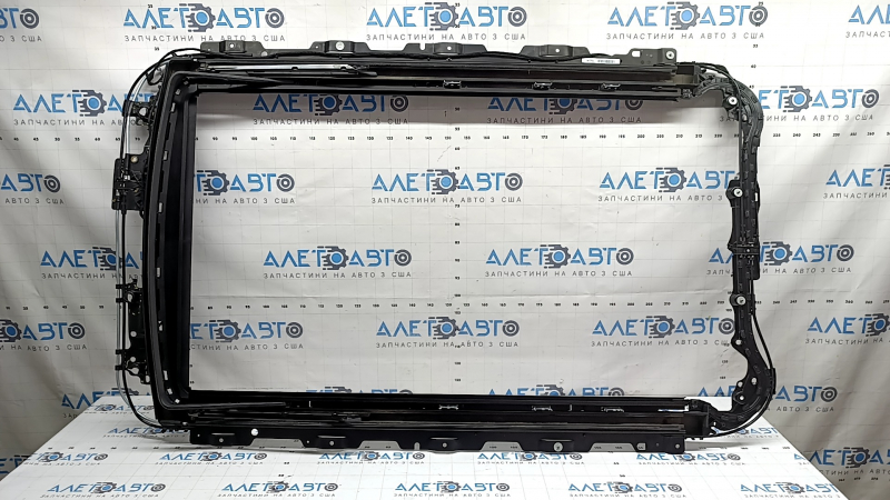 Mecanismul trapei de la cadrul Volvo XC90 16-26 este crăpat, lipsesc fragmente