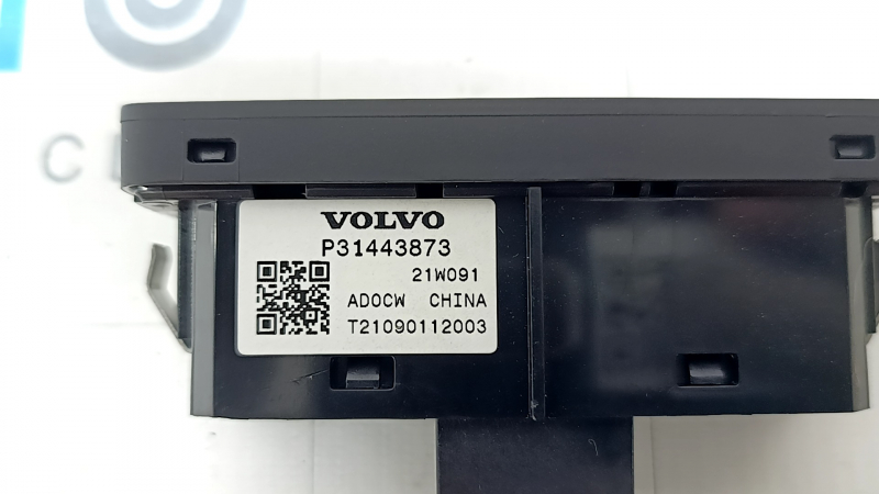 Кнопка открытия двери багажника салонная Volvo XC60 18-22 черная с управлением подсветки приборов
