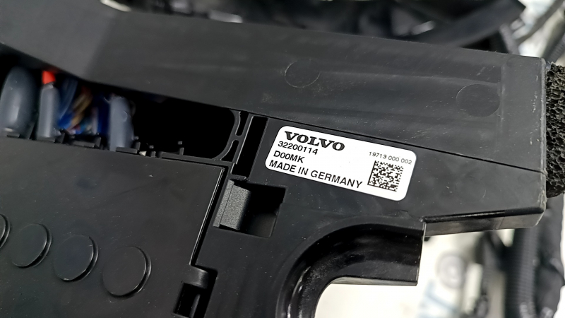 Проводка подкапотная Volvo XC60 22-26 с блоком предохранителей и распределителем
