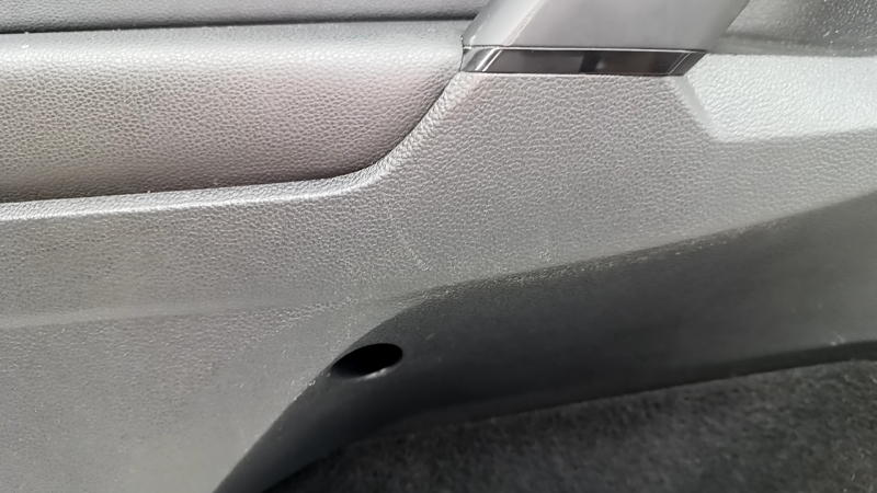 Panou ornamental ușă negru, spate stânga, VW Tiguan 18-20, inserție și cotieră, piele neagră, cu mâner, element de fixare rupt, zgârieturi