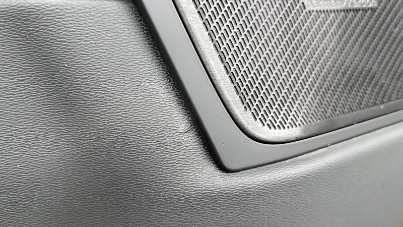 Panou decorativ ușă față dreapta Volvo XC60 18-26 negru, cotieră și inserție piele Nappa maro, cu strat protector Harman Kardon, bare de protecție