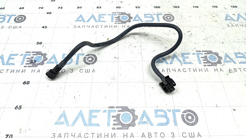 Conductă de retur de răcire către rezervorul radiatorului unui Volvo XC60 18-26 B6