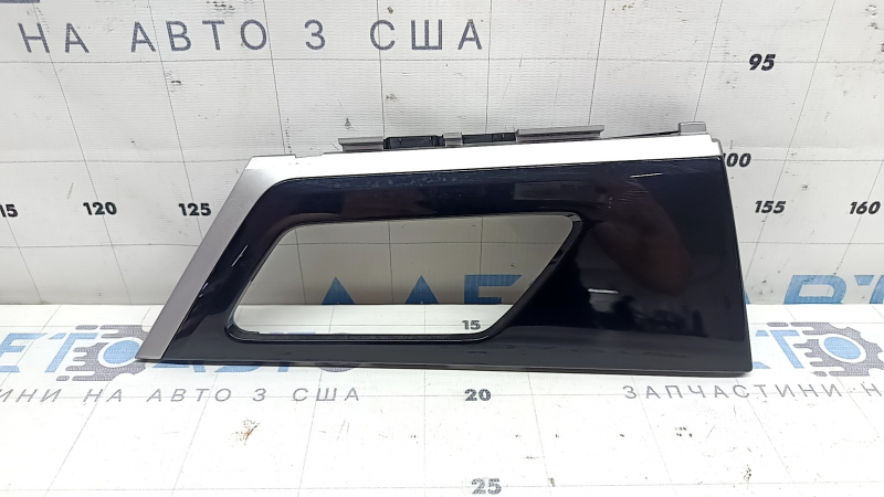 Накладка обшивки двери карточки задняя левая Mitsubishi Outlander 22-23 черный глянец с хромом, царапины
