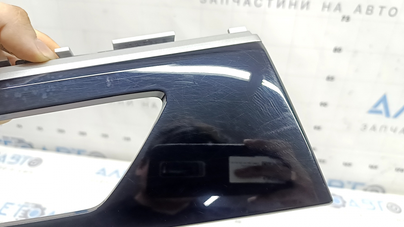 Накладка обшивки двери карточки задняя левая Mitsubishi Outlander 22-23 черный глянец с хромом, царапины
