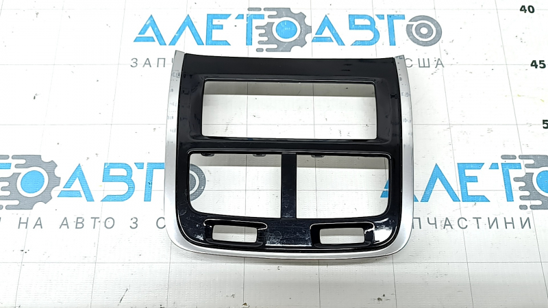 Накладка центральной консоли задняя верхняя Volvo XC60 18-26 под обдув заднего ряда и управление климатом, черный глянец с хромом, царапины, трещины в креплениях