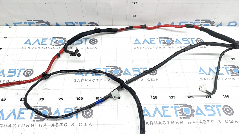 Cablajul hayonului stânga pentru un Hyundai Santa Fe 2024-2026 are un conector defect.
