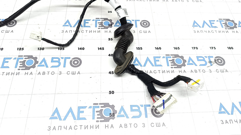 Cablajul hayonului stânga pentru un Hyundai Santa Fe 2024-2026 are un conector defect.