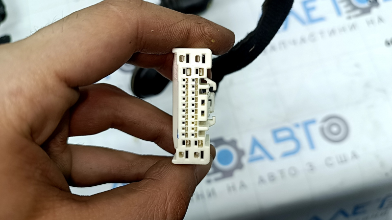 Cablajul hayonului stânga pentru un Hyundai Santa Fe 2024-2026 are un conector defect.