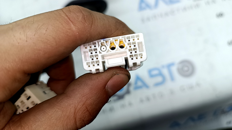 Cablajul hayonului stânga pentru un Hyundai Santa Fe 2024-2026 are un conector defect.