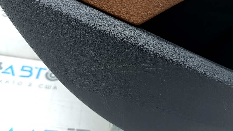 Обшивка двери карточка задняя левая Audi A5 F5 21-25 5D ерная, вставка кожа черная, подлокотник кожа коричневая, с накладкой черный глянец, хром, с ручкой, тычки, вмятины, потерта