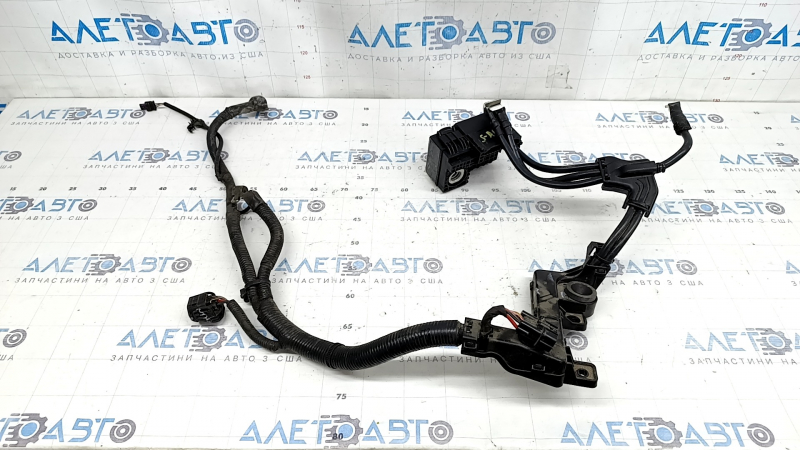 Terminalul pozitiv al bateriei Kia Sportage 23-26 2.5
