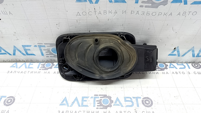 Carcasa clapetei de alimentare cu combustibil a modelului Audi A5 F5 18-25 5D are o garnitură ruptă.