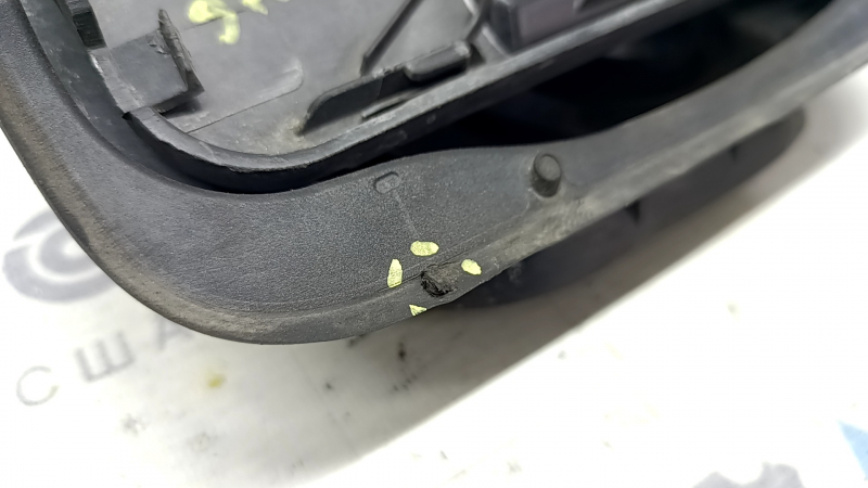 Carcasa clapetei de alimentare cu combustibil a modelului Audi A5 F5 18-25 5D are o garnitură ruptă.