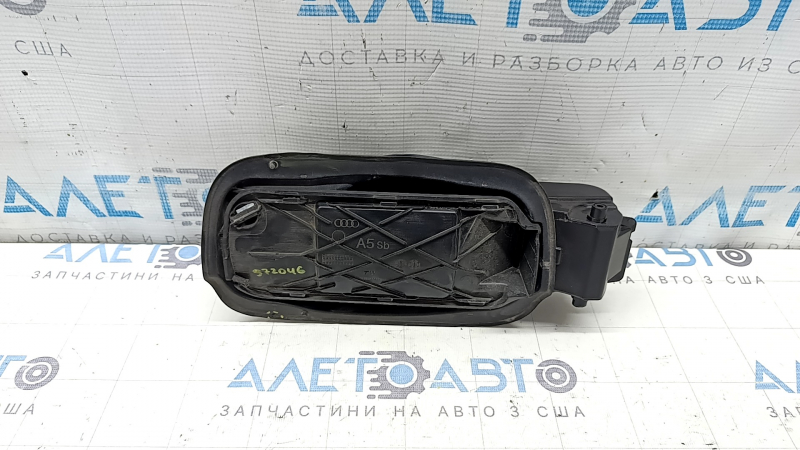 Carcasa clapetei de alimentare cu combustibil a modelului Audi A5 F5 18-25 5D are o garnitură ruptă.