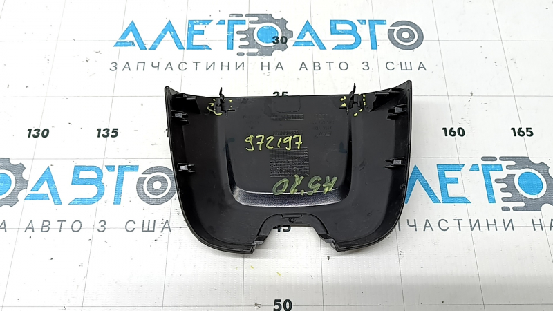 Capacul oglinzii interioare pentru Audi A5 F5 18-25 este negru și are elementele de fixare rupte.