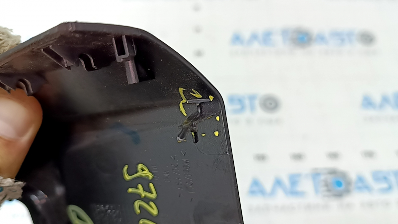 Capacul oglinzii interioare pentru Audi A5 F5 18-25 este negru și are elementele de fixare rupte.