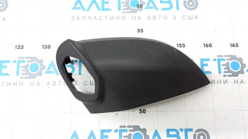 Garnitura inferioară a oglinzii laterale stângi a modelului Audi A5 F5 18-25 5D are elemente de fixare rupte și zgârieturi.